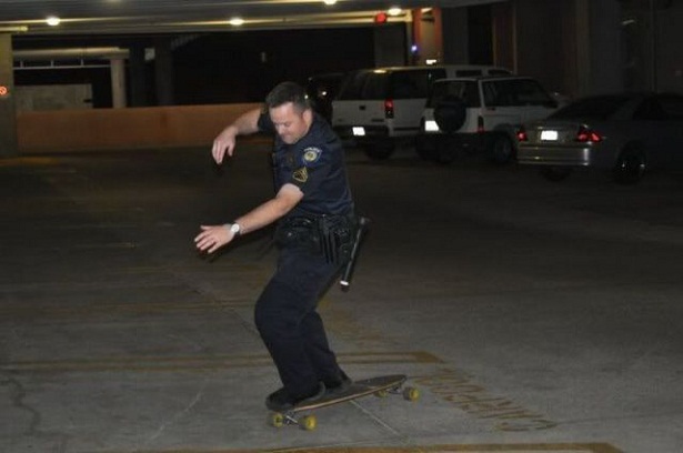 policia_en_monopatin