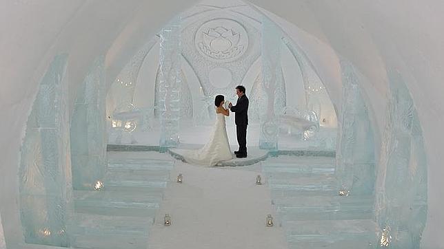 imagen de una boda original en un hotel de hielo