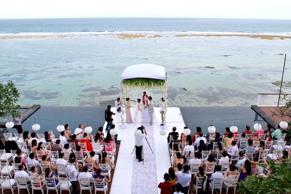 imagen de una boda en la playa