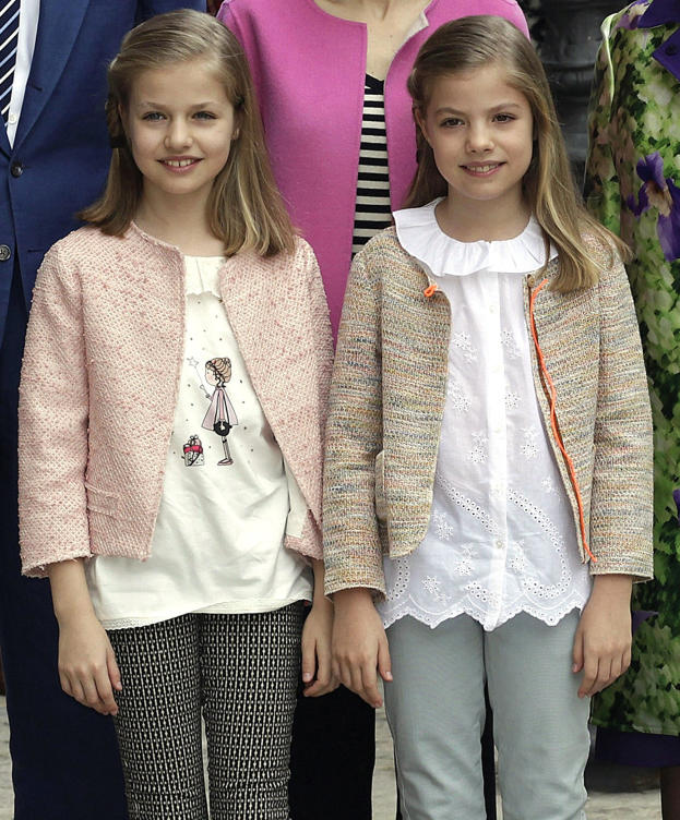 la-princesa-leonor-y-la-infanta-sofia-visten-de-nanos-y-pili-carrera-en-la-misa-de-pascua