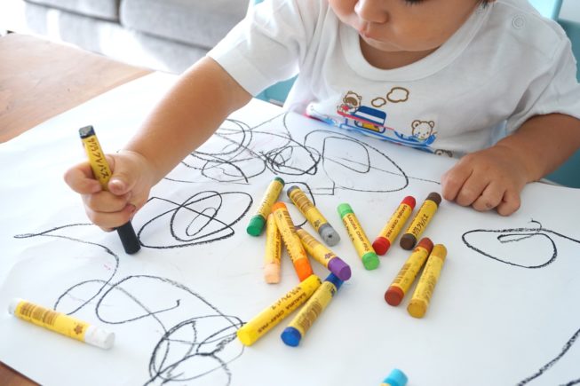niño haciendo un dibujo