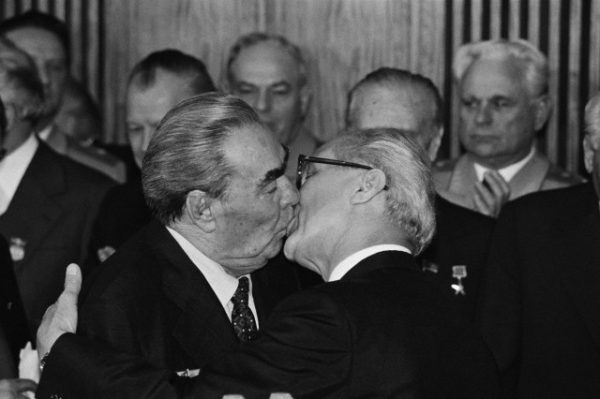 beso entre breznev y honecker