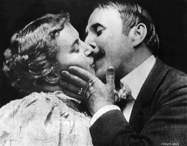 imagen del primer beso en una película