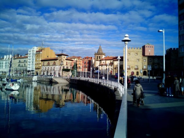 puerto deportivo de gijón el muelle