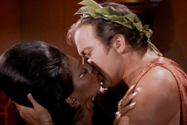 primer beso interracial en el cine